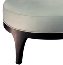 Toma agrandada detalles en patas de Butaca Atitlán en terciopelo